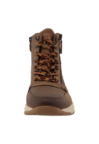 Bota de cuero marrón con punta redondeada, cordones naranjas y negros con patrón, cremalleras laterales y suela blanca. Parte superior texturizada con acentos metálicos.