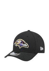 Schwarze Kappe mit einem gebogenen Schild. Auf der Vorderseite ist ein gesticktes lila und goldenes Baltimore Ravens-Logo und auf der Seite ein weißer Akzent.