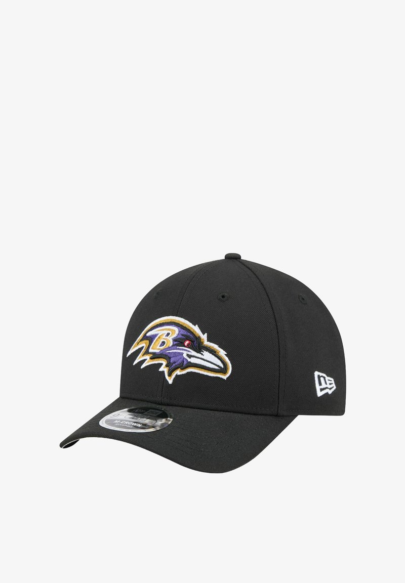 Schwarze Kappe mit einem gebogenen Schild. Auf der Vorderseite ist ein gesticktes lila und goldenes Baltimore Ravens-Logo und auf der Seite ein weißer Akzent.