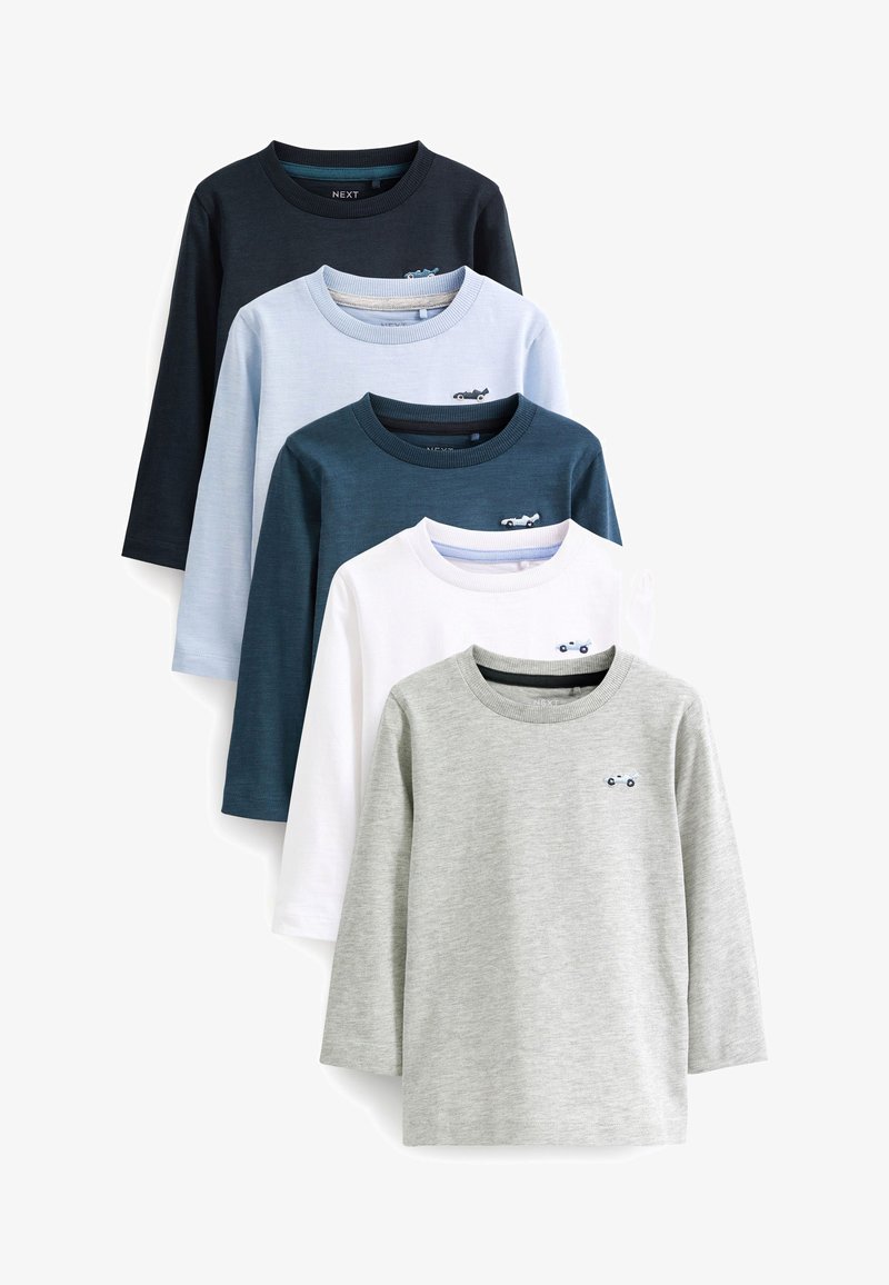 Cinco camisas de manga larga en navy, azul claro, blanco y gris. Presentan un escote redondo y un pequeño bordado de un coche en cada una.