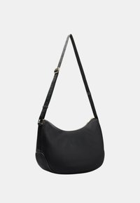 Borsa hobo nera in pelle liscia, con una forma arrotondata, una lunga tracolla regolabile e una chiusura con zip in tono oro.
