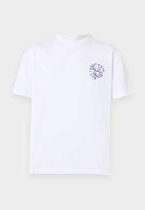 Weißes T-Shirt mit kurzen Ärmeln, auf der oberen linken Brust ein kleines lila Oktopuszeltakel und der kreisförmige Schriftzug "PURPO PICNIC".