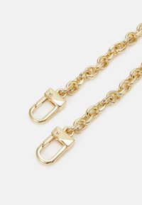 Cadena de oro con eslabones gruesos, que presenta dos cierres de broche. Superficie lisa y brillante con un acabado metálico. Sin patrones o acentos visibles.