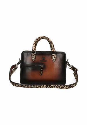 Sac à main en cuir brun et noir avec des accents en imprimé léopard, deux poignées, une bandoulière amovible et une poche zippée à l'avant.