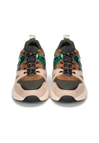 Sneaker aus braunem Wildleder mit grünen synthetischen Akzenten und schwarzem Mesh-Obermaterial. Verfügt über ein Schnürsystem und eine cremefarbene Gummisohle.