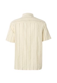 Chemise beige à manches courtes avec de fines rayures verticales marron, col plié et détail visible de l'empiècement arrière.