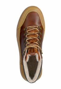 Brązowy skórzany but z teksturowaną gumową podeszwą, złotymi akcentami i beżowym wykończeniem. Posiada okrągły czubek i sześć metalowych oczek do sznurowania.