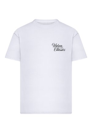 Hvid t-shirt med korte ærmer med teksten "Urban Classics est. 2005" i sort skrift på venstre bryst.