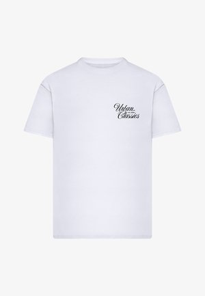 Wit T-shirt met korte mouwen met de tekst "Urban Classics est. 2005" in zwarte letters op de linkerborst.