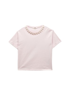 Camiseta de algodón rosa con mangas cortas y un collar decorativo de cuentas blancas. Diseño clásico de cuello redondo, textura suave y corte relajado.