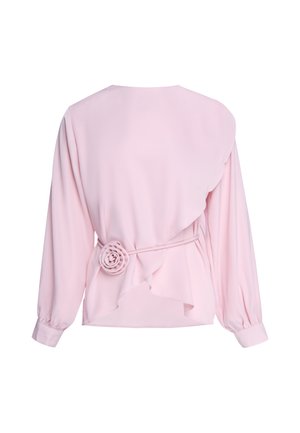 Rückansicht einer hellrosa Langarmbluse mit gerafften Bündchen, einem Rüschendetail und einer Stoffrosen-Verzierung an der Taille.