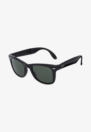 Zwarte plastic zonnebril met groene lenzen, klassieke vorm, met een subtiele logodetail aan de zijkant en metalen accenten bij de scharnieren.