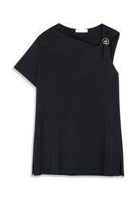 Haut court à manches courtes noir en tissu lisse, doté d'un col drapé avec un bouton doré en accent et des fentes latérales pour faciliter les mouvements.