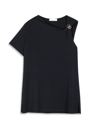 Top negro de manga corta hecho de tela lisa, con un escote drapeado adornado con un botón dorado y aberturas laterales para facilitar el movimiento.