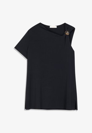 Schwarzes Kurzarm-Top aus glattem Stoff, mit drapiertem Ausschnitt, verziert mit einem goldenen Knopf, und Seitenschlitzen für Bewegungsfreiheit.