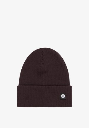 Gorro de punto marrón con un dobladillo y un pequeño parche de logo negro. La textura es acanalada y suave, con una parte superior sin costuras.