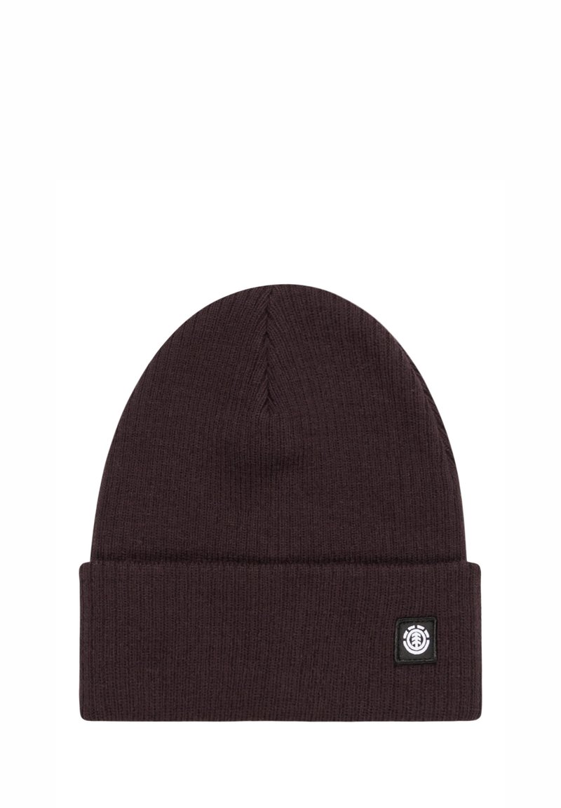 Brązowa, dziana czapka beanie z podwiniętym brzegiem i małą czarną naszywką z logo. Tekstura jest prążkowana i miękka, z bezszwowym wierzchem.