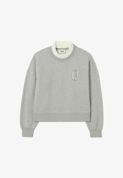 Sudadera gris ajustada con cuello y puños de canalé blancos. Presenta un logotipo bordado "CP" en el pecho. Fabricada con material de algodón suave.