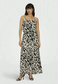 Vestido maxi em preto e bege com uma silhueta fluida, apresentando um padrão abstrato e finas alças tipo espaguete. Textura de tecido suave.