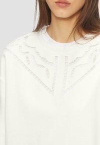 QS FEMININES  mleczny