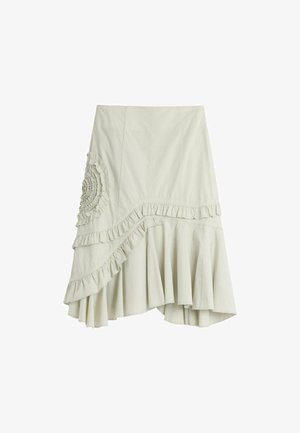 Falda asimétrica color crema con ribete fruncido y detalle de tela recogida en forma circular en el lado izquierdo, con dobladillo suave y fluido.