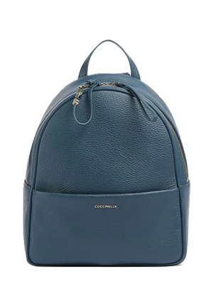 Piccolo zaino in pelle blu scuro con superficie testurizzata, manico superiore, chiusura con doppia cerniera, tasca frontale e logo del marchio "Coccinelle" in lettere dorate.