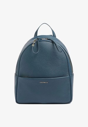 Piccolo zaino in pelle blu scuro con superficie testurizzata, manico superiore, chiusura con doppia cerniera, tasca frontale e logo del marchio "Coccinelle" in lettere dorate.