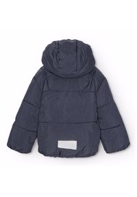 Marinblå puffjacka med huva, med horisontell sömnad, en strukturerad tyg och en liten, rektangulär etikett på ryggen.