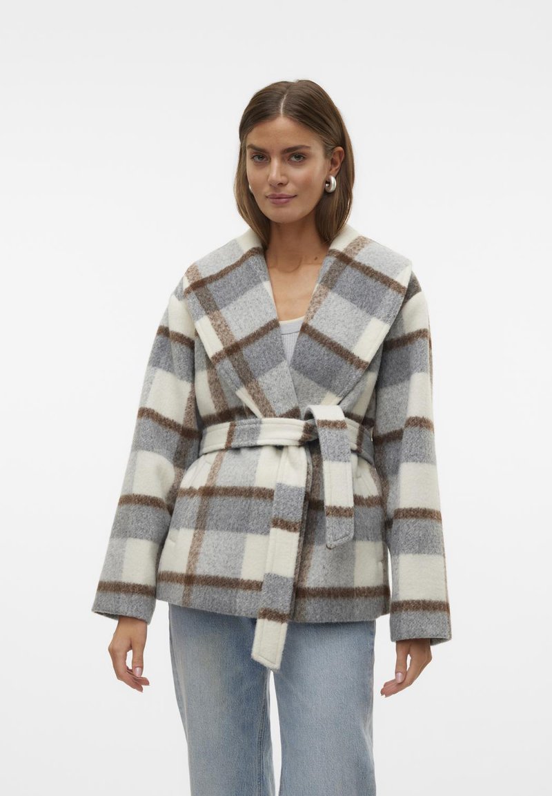 Cappotto avvolgente in misto lana con ampio colletto a scialle, caratterizzato da un motivo a quadri grigi, bianchi e marroni, cintura in vita con fiocco e maniche lunghe.