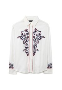 Camicia bianca a maniche lunghe con ricamo paisley rosso e blu navy sul davanti e sulle maniche. Presenta un colletto a punta e chiusura con bottoni.