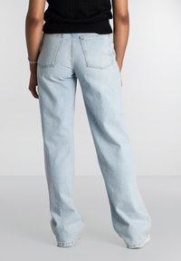 Pegador LORA - Vaqueros boyfriend - washed light blue