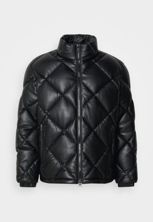 Chaqueta de plumas acolchada negra con cuello alto, cremallera frontal y bolsillos laterales con cremallera, hecha de un material suave y brillante.
