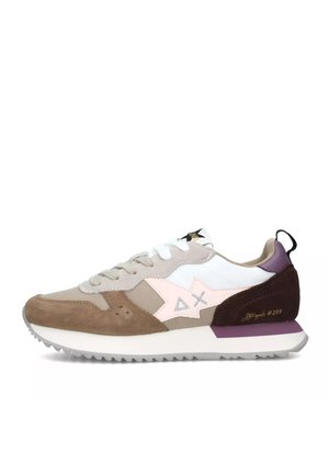 Sneakers con una miscela di materiali beige, marrone e bianco. Presentano una suola in gomma grigia, una chiusura con lacci e un dettaglio del logo laterale.