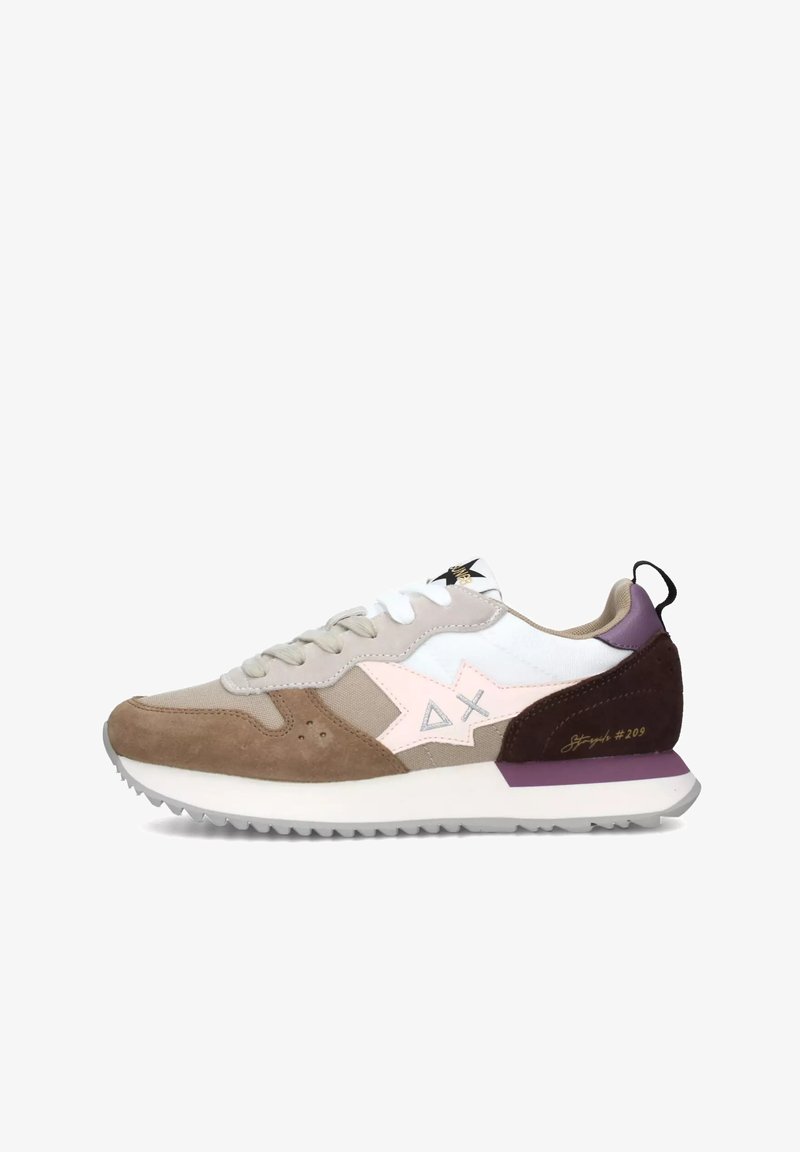 Sneakers con una miscela di materiali beige, marrone e bianco. Presentano una suola in gomma grigia, una chiusura con lacci e un dettaglio del logo laterale.