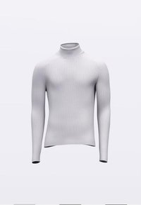 Ribbad, ljusgrå polotröja med lång ärm och figurnära passform, tillverkad av ett mjukt, texturerat tyg.