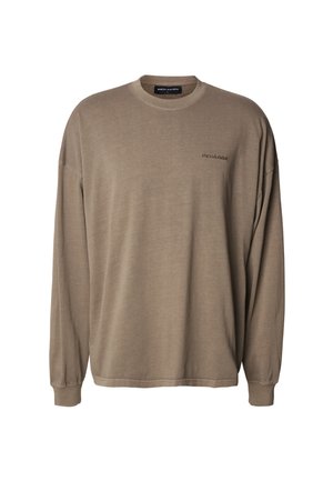 Langarmige, lichtbruine katoenen T-shirt met een ronde hals en een geborduurd logo op de linkerborst. Zachte textuur met een ontspannen pasvorm.