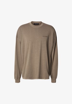 Langarmige, lichtbruine katoenen T-shirt met een ronde hals en een geborduurd logo op de linkerborst. Zachte textuur met een ontspannen pasvorm.