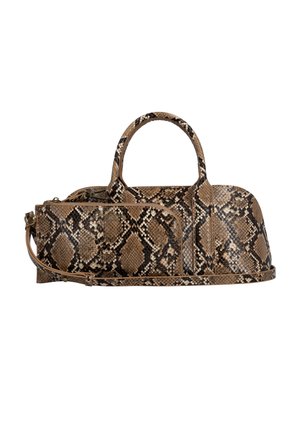 Sac à main à motif peau de serpent marron et noir avec deux poignées supérieures, une pochette zippée à l'avant et une bandoulière amovible.