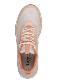 Zapatilla deportiva ligera que cuenta con una parte superior de malla beige con acentos melocotón, puntera redonda y suela texturizada. Los cordones y la marca son visibles en el interior.