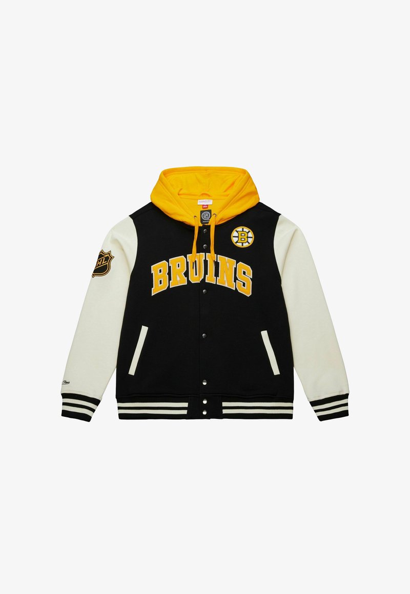 Giacca varsity nera con cappuccio giallo. Presenta la scritta "BRUINS" in grassetto giallo, il logo della squadra sul petto e polsini a righe. Maniche color crema.
