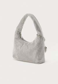 Strieborná sieťovaná kabelka s oblým rúčikom, zdobená malými trblietkami, so zipsovým uzáverom a reťazovým detailom na jednej strane.