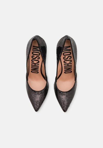 Escarpins noirs à sequins avec un bout pointu, mettant en avant un design décolleté et un logo de marque visible sur la semelle intérieure.