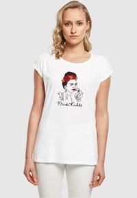 Weißes Baumwoll-T-Shirt mit einem Grafikdesign von Frida Kahlo, die Blumen im Haar trägt, und dem Text "Frida Kahlo" unterhalb des Designs.