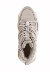 Beige sneaker met een gevoerde kraag, mesh-tong en plastic vetersysteem. Bevat een zachte binnenkant en een rubberen zool voor grip.