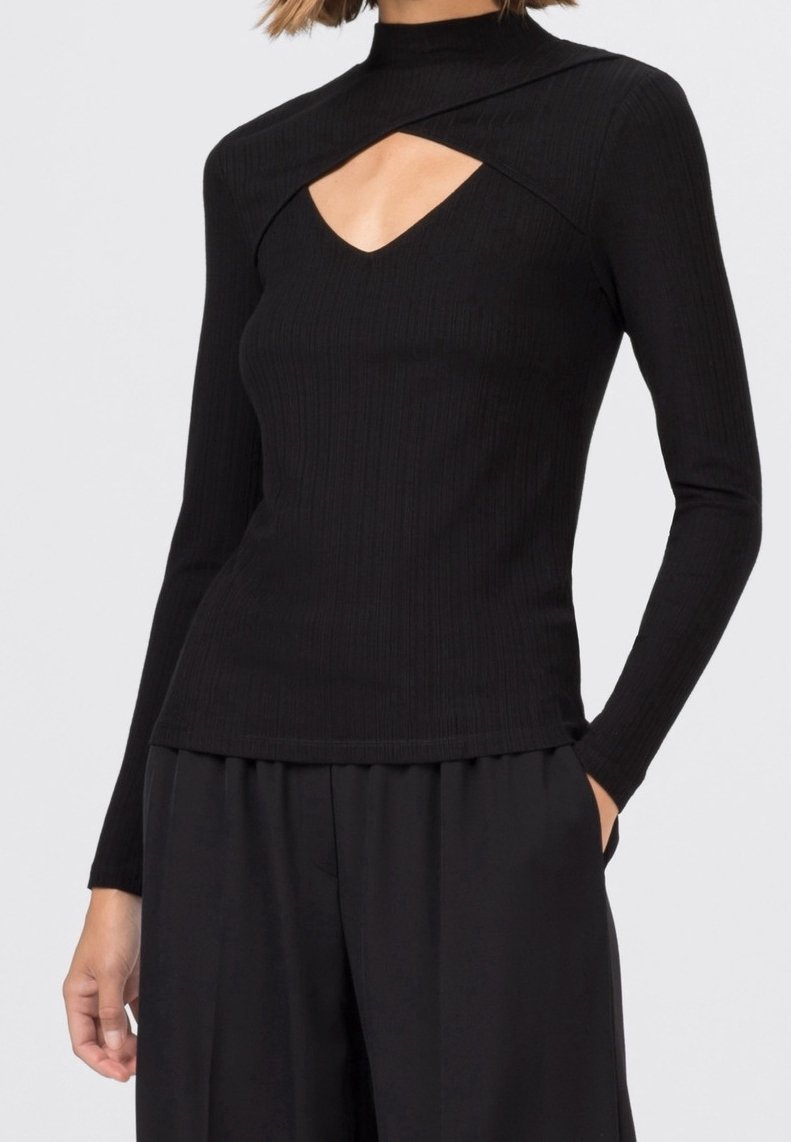 Svart ribbad långärmad tröja med hög halsringning och utskärningsdetalj, med en figurnära design och slät textur.