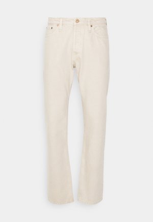 Vaqueros de mezclilla beige con un diseño de pierna recta, que incluyen un cierre de botón, trabillas para cinturón y detalles de costura sutiles. Textura suave y ajuste clásico.