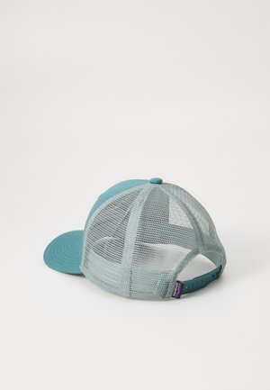 Casquette de baseball turquoise avec un panneau avant uni et un dos en maille. Elle dispose d'un visière plate, d'une fermeture réglable à pression et d'une petite étiquette de marque sur le côté.