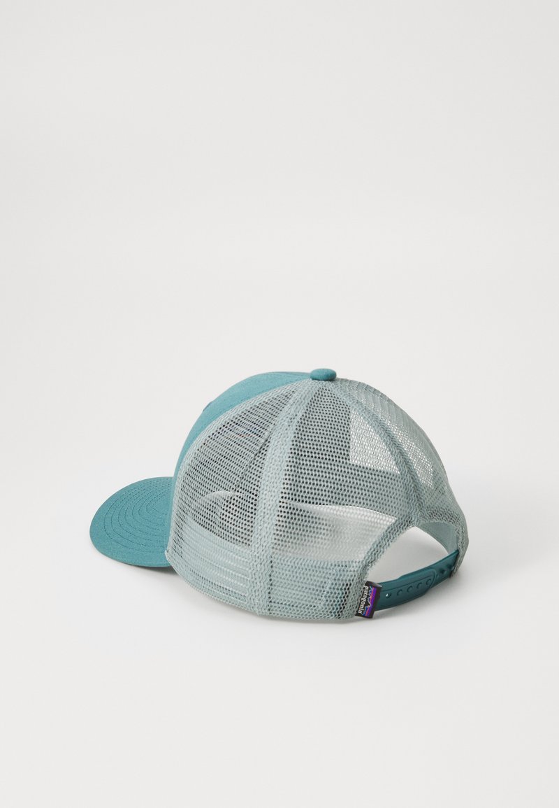 Boné de basebol em azul-petróleo com um painel frontal sólido e traseira em rede. Apresenta uma aba plana, fecho ajustável de botão de pressão e uma pequena etiqueta da marca na lateral.