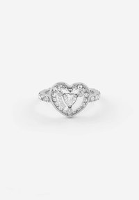 Anello d'argento a forma di cuore con una pietra centrale triangolare trasparente, circondata da pietre più piccole. La fascia decorativa presenta dettagli incisi.
