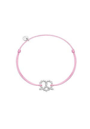 Rosa flettekordarmbånd med et sølvmetalcharms formet som sammenflettede hjerter og et lille rundt logo charms. Glat tekstur.